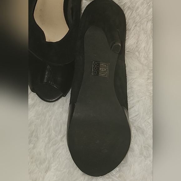 **Woman Black Heels - Picture 2 of 3